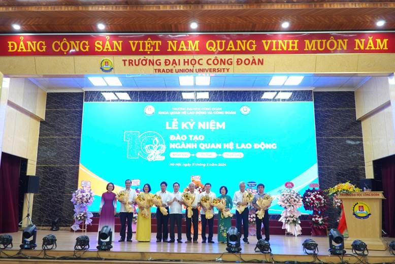 A group of people on a stage

Description automatically generated