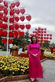 A person in a pink dress

Description automatically generated